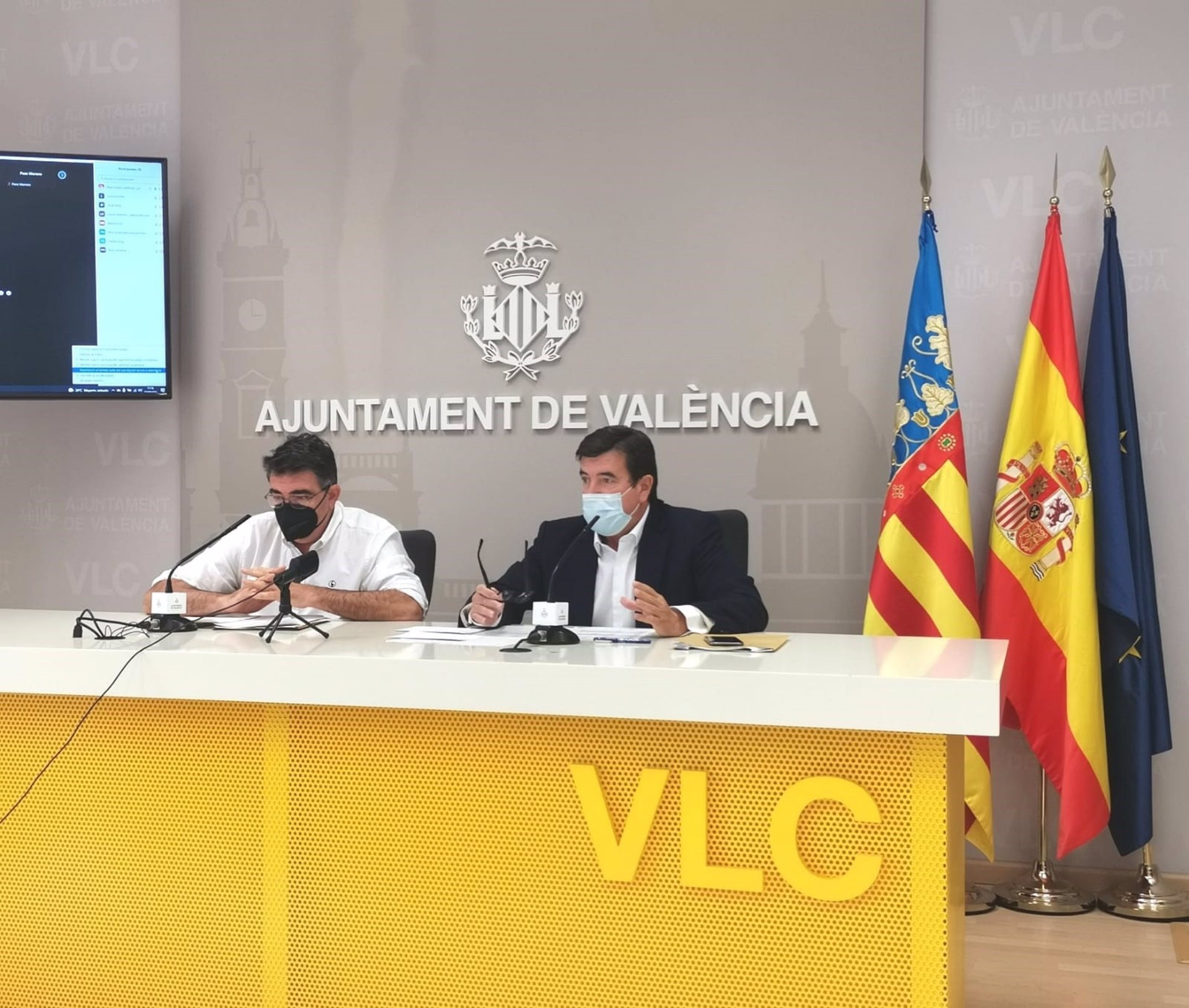 El portavoz de Cs en el Ayuntamiento de València, Fernando Giner, junto al edil de esta formación Narciso Estellés durante la rueda de prensa. FOTO: CS - 
