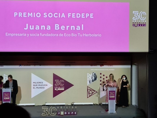 La cartagenera Juana Bernal recibe el premio Fedepe y da las gracias 