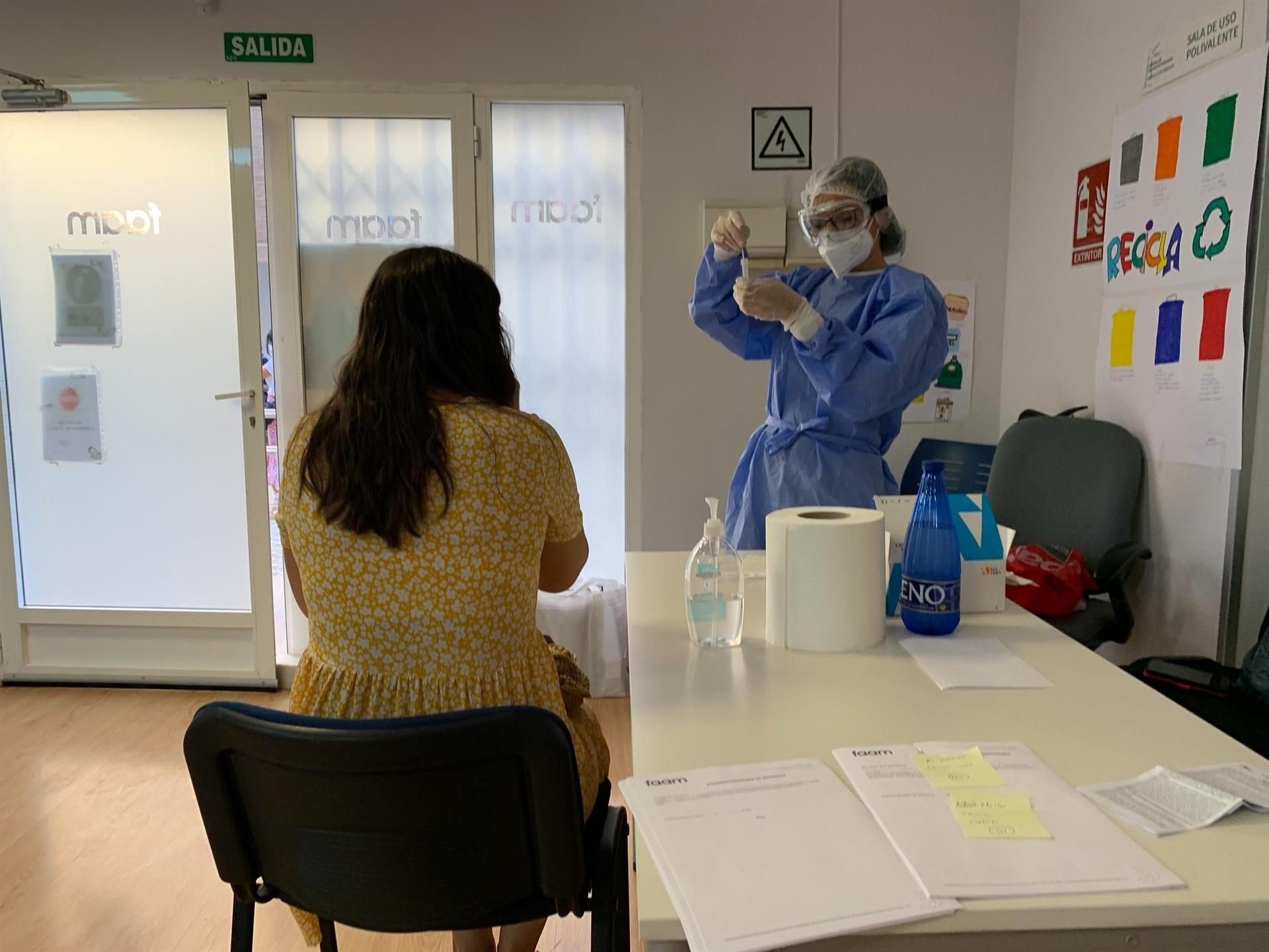 España notifica 2.450 nuevos casos de covid, 82 muertes y la incidencia desciende a 79 casos