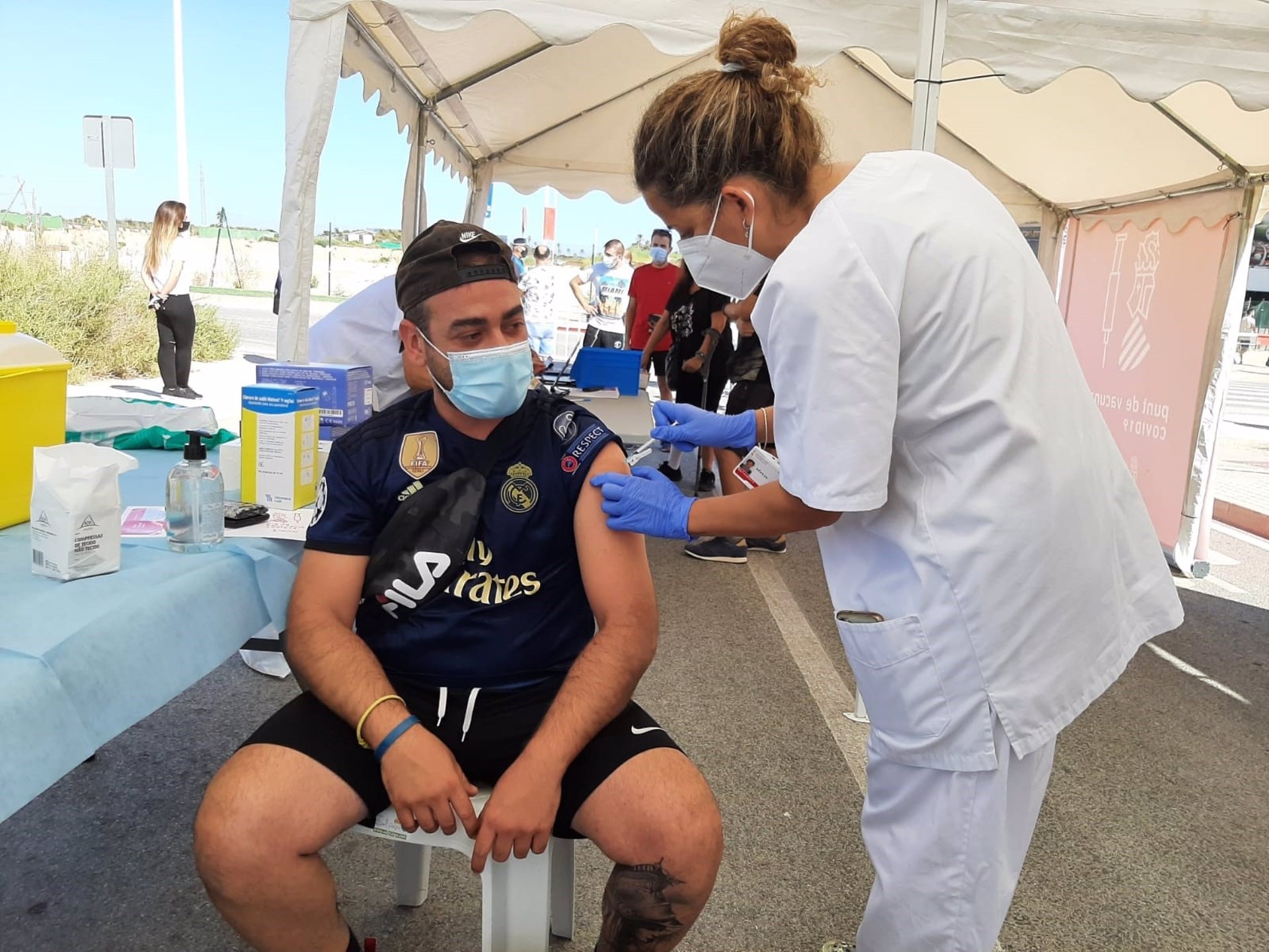 Vacunación sin cita previa en las inmediaciones del estadio de fútbol de Elche (Alicante) -  FOTO:GVA  - 