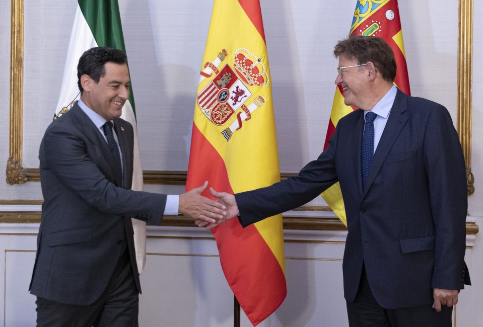 Juan Manuel Moreno Bonilla y Ximo Puig, este martes en Sevilla. Foto: MARÍA JOSÉ LÓPEZ/EP - 