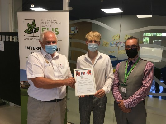 La Real Legión Británica condecora al colegio ELIS Villamartín de la Vega Baja de Alicante
