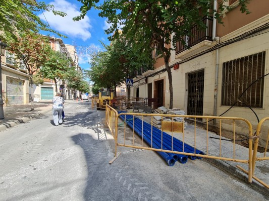 Elda inicia la renovación de la red de agua potable de la calle Colón para mejorar el suministro de las viviendas de la zona