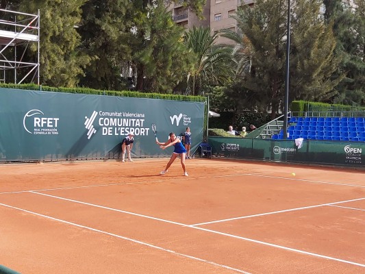 Arantxa Rus e Irina Bara avanzan a segunda ronda del Open Ciudad de Valencia