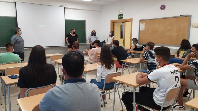 El centro de formación de adultos de Nules ofrece más de una decena de cursos este año