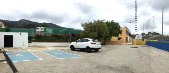 Benitatxell mejora el polideportivo con tres pistas de pádel, zonas verdes y 40 plazas más de parking  