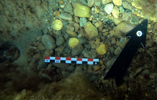 Hallan 53 monedas de oro de los siglos IV y V en el fondo marino del Portitxol de Xàbia