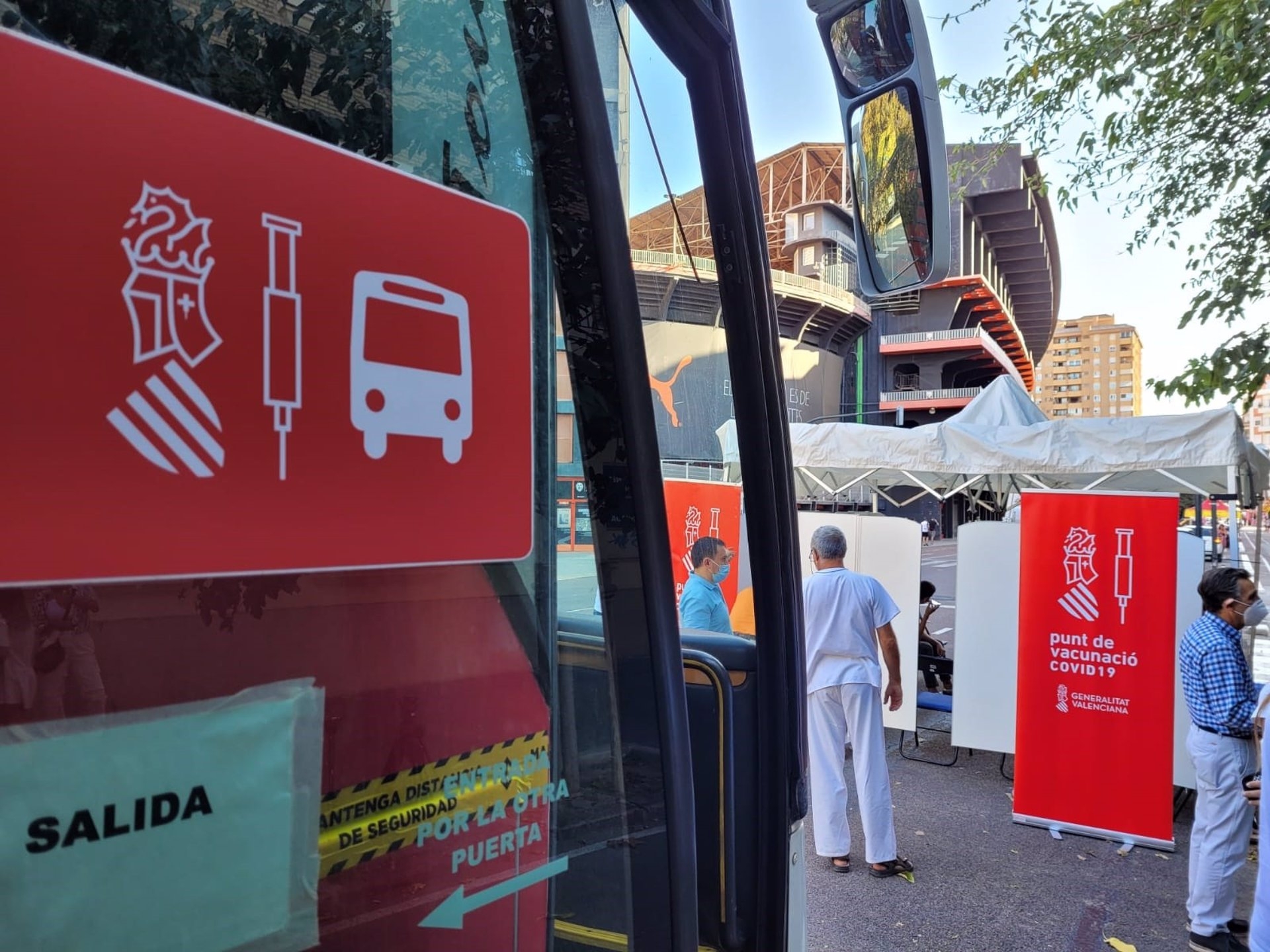 Punto de vacunación móvil situado este domingo en los aledaños del estadio de Mestalla. Foto: GVA - 