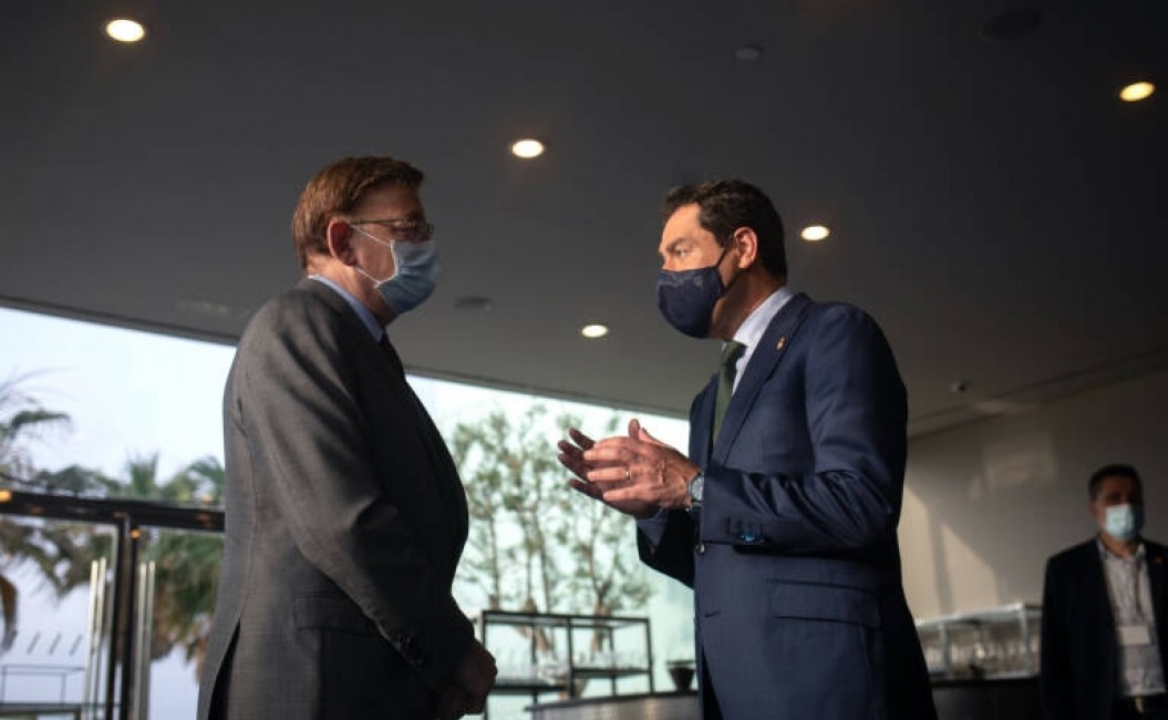 El presidente de la Generalitat, Ximo Puig, y el de la Junta de Andalucía, Juanma Moreno Bonilla, coincidieron en Barcelona meses atrás. Foto: EP/David Zorrakino - 