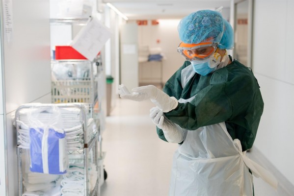 España notifica 5.988 casos, 118 muertes y la incidencia desciende a 83 casos