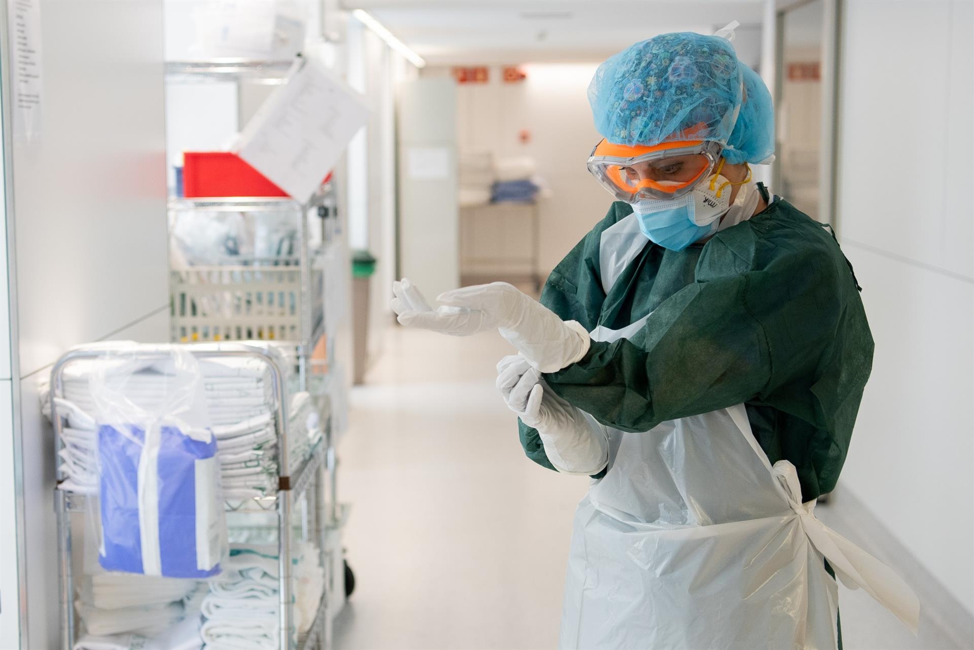 España notifica 5.988 casos, 118 muertes y la incidencia desciende a 83 casos
