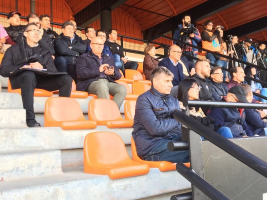 Layhoon, Alesanco y Voro, presencian el partido del Valencia Mestalla