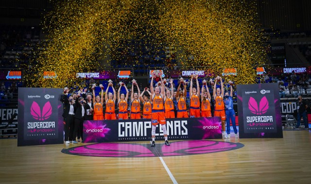 El Valencia Basket de la murciana Laura Gil conquista la Supercopa femenina