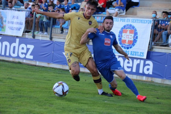 El Atlético Levante UD roza la victoria en Puertollano pese a quedarse con un hombre menos