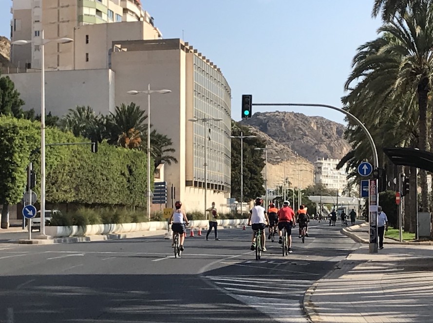 La ciclovía del litoral de Alicante cumple once años en la Semana Europea de la Movilidad