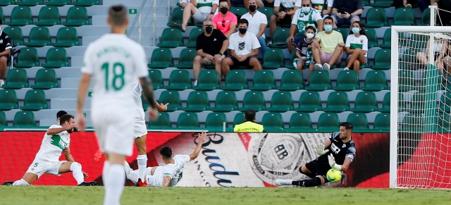 Kiko Casilla, el mejor del Elche ante el Levante