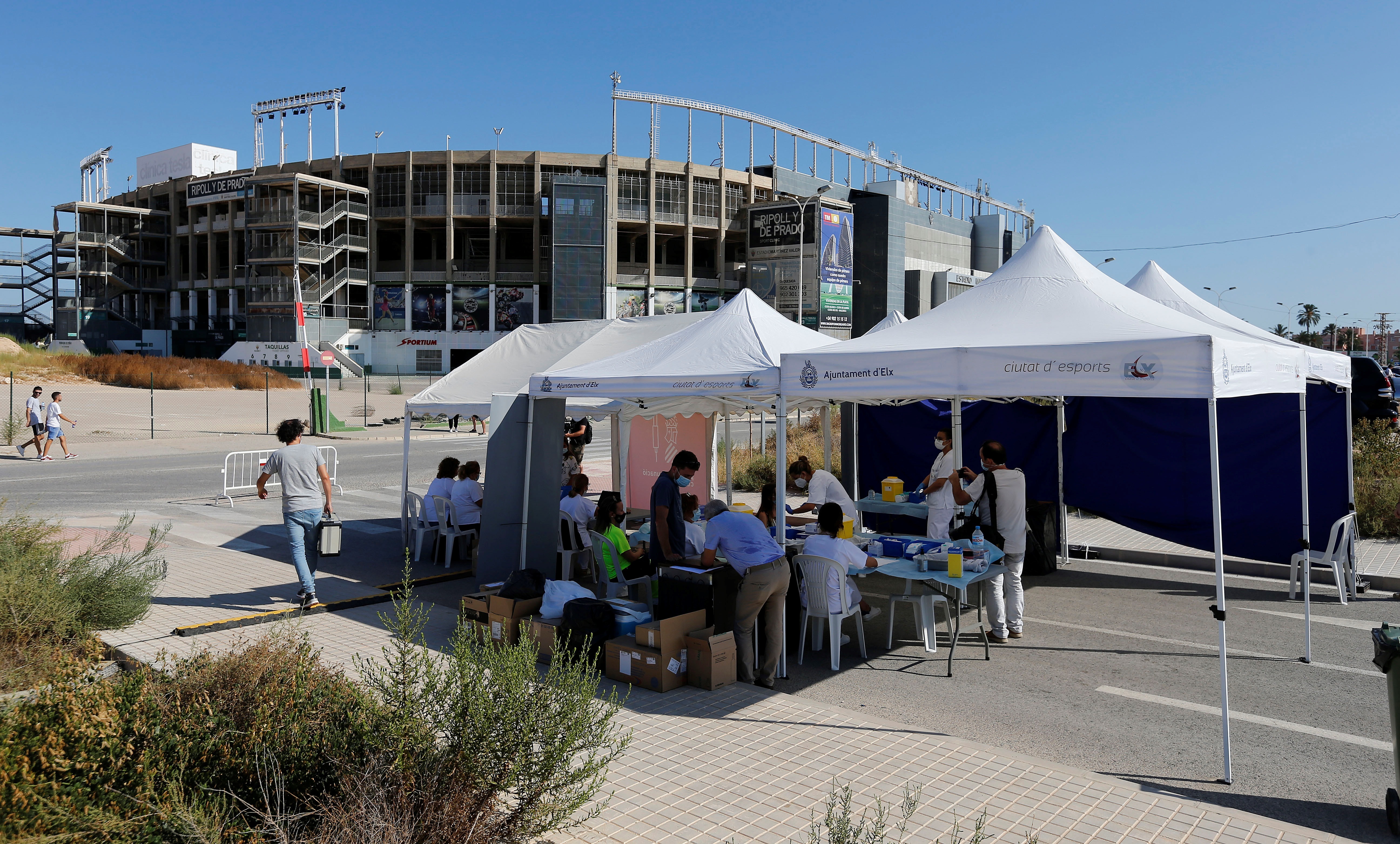 Sanitat vacuna contra el Covid sin cita previa en el Martínez Valero, con motivo del Elche-Levante
