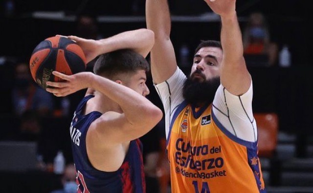 A Valencia Basket se le agota el combustible y cede ante Baskonia