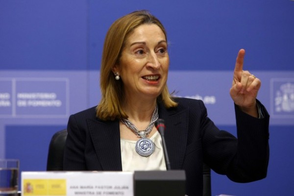 La ministra Pastor pone la mano en el fuego por Sacyr