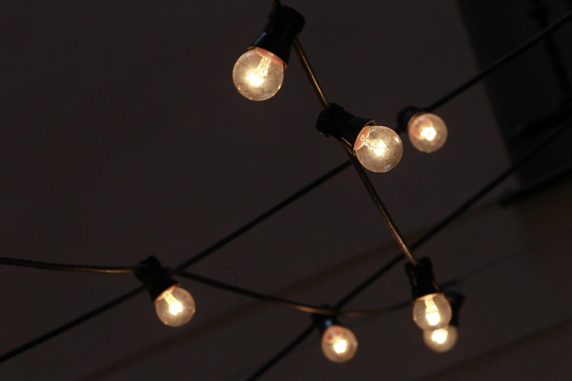 El precio de la luz continúa su rebaja este domingo, hasta los 146,57 euros/MWh
