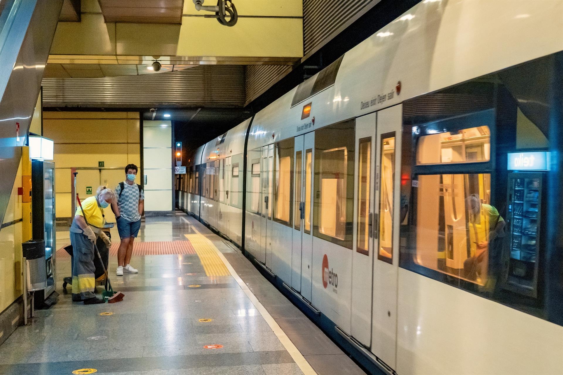 FGV licita por 35 millones los servicios de limpieza de las instalaciones y trenes de València y Alicante