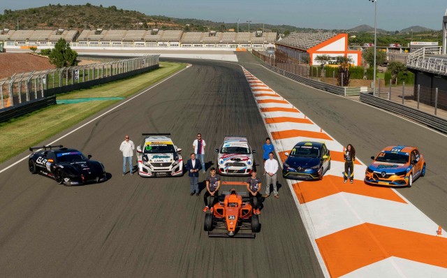 Diez carreras y cien pilotos protagonizan el Racing Weekend en Cheste