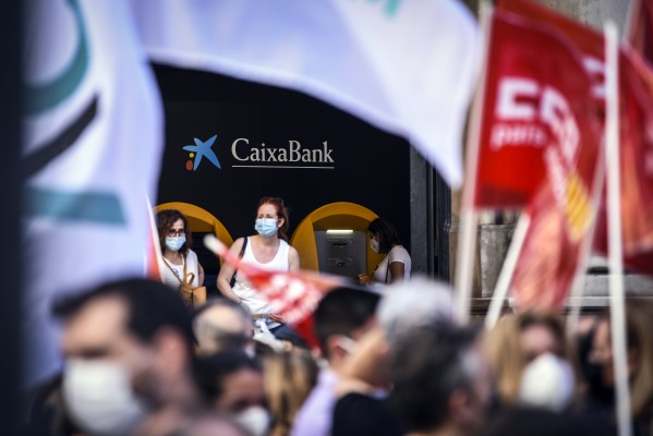 El excedente de adhesiones al ERE de Caixabank en la Región trasladará a 66 empleados de provincia