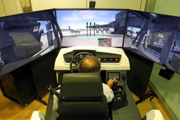 El aeropuerto de Alicante-Elche estrena el primer simulador de conducción para el área de maniobras