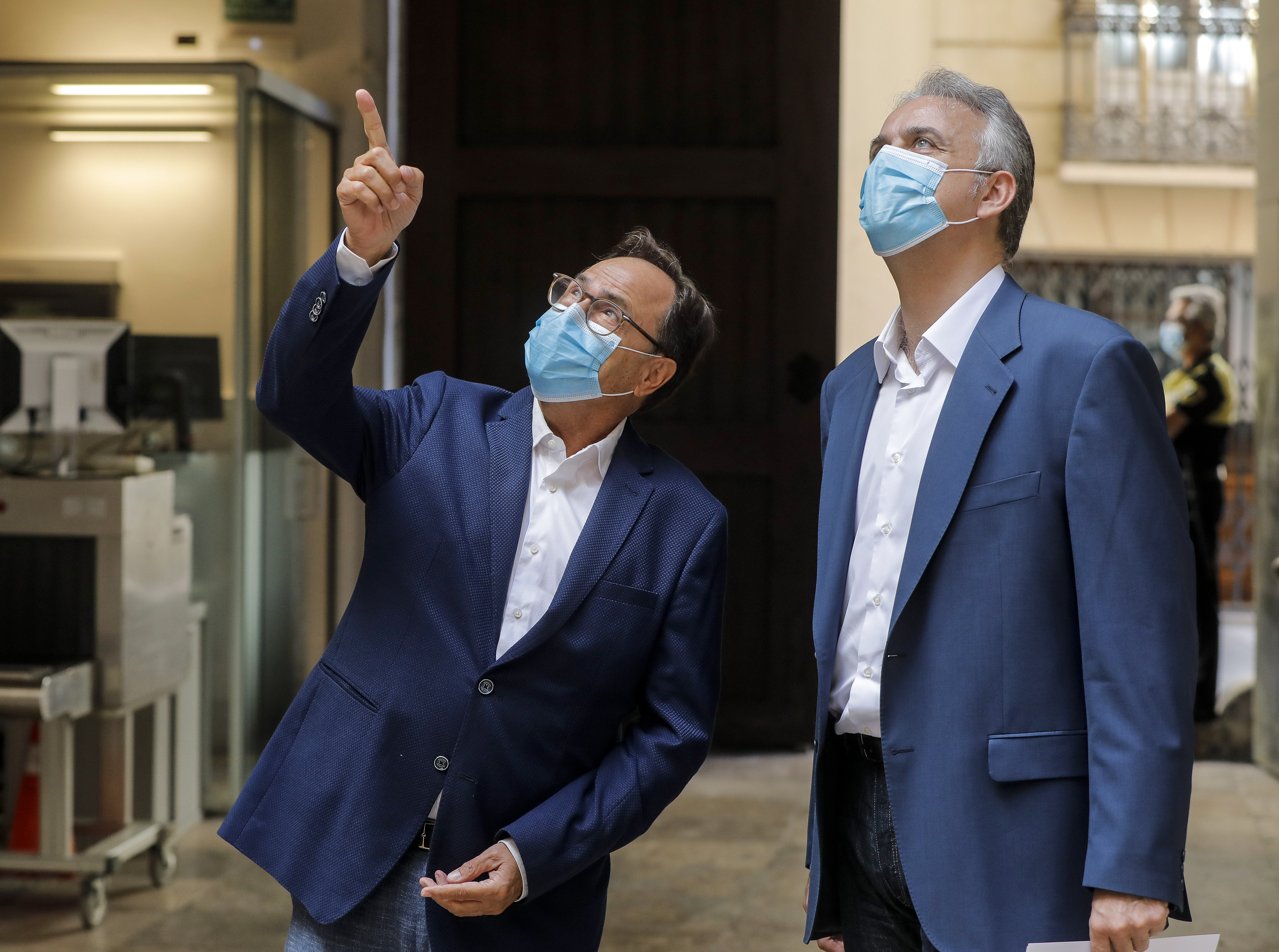 Vicent Soler y Héctor Illueca, este jueves en la sede de la Conselleria de Hacienda. Foto: EUROPA PRESS/ROBER SOLSONA - 