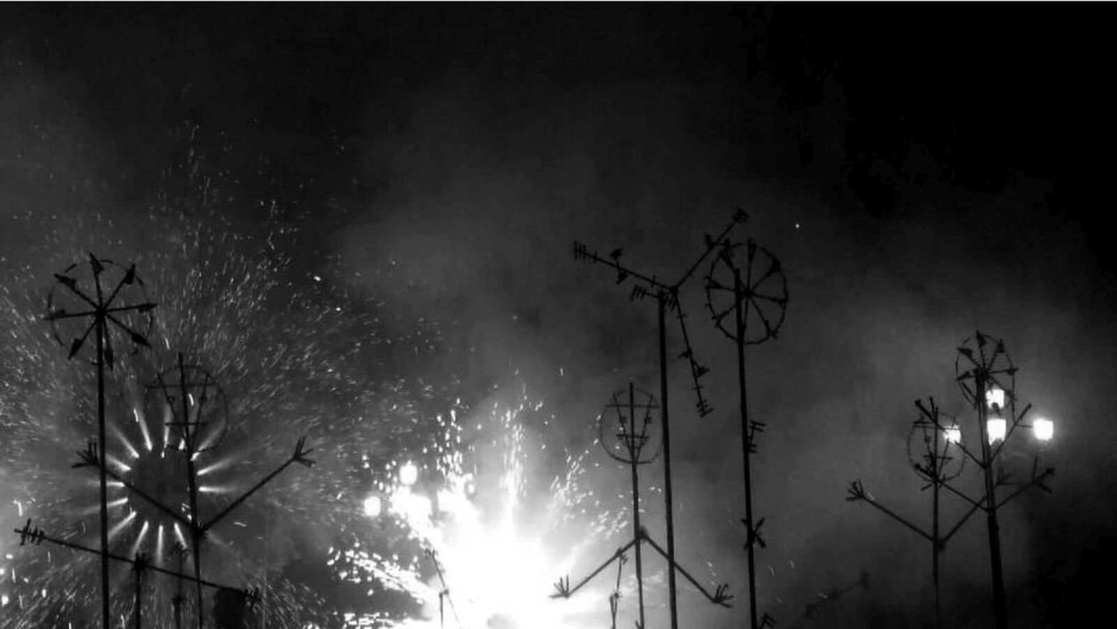 Un castillo de fuegos artificiales tradicional para clausurar la exposición de Lola Lasurt en el IVAM