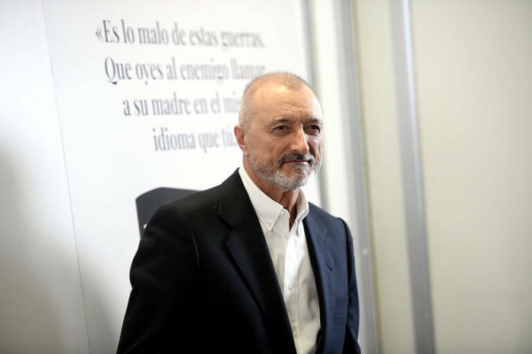 El 'navegante' Pérez-Reverte recala en la exclusiva Asociación de Escritores de Marina de Francia 