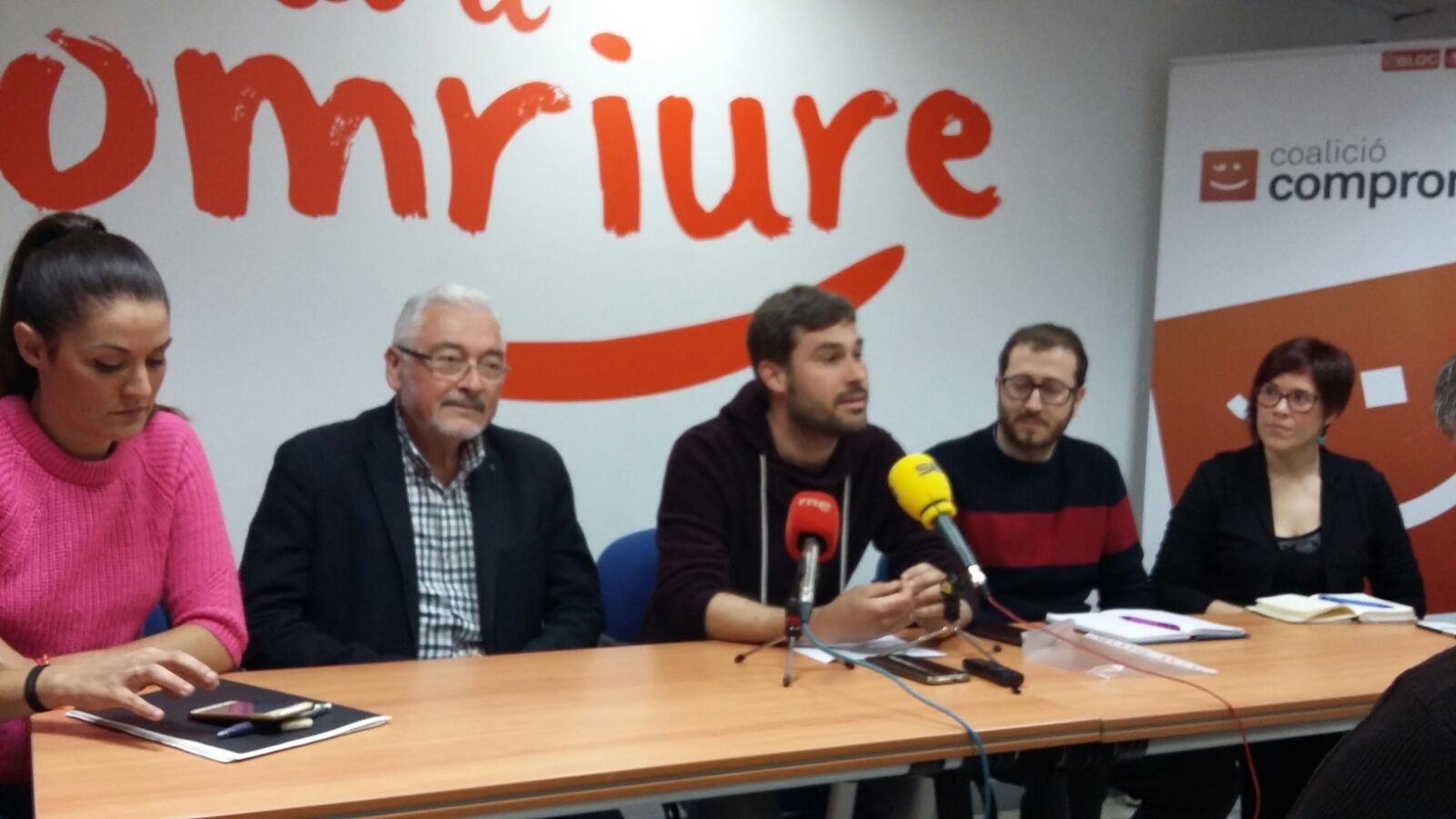 El portavoz de Compromís en la Diputación, Gerard Fullana, con varios cargos del partido - 