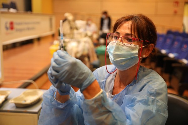 Murcia quiere vacunar con la tercera dosis a los sanitarios