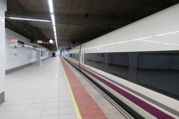 Orihuela pide más frecuencias del AVE tras registrar 10.341 pasajeros en julio y agosto
