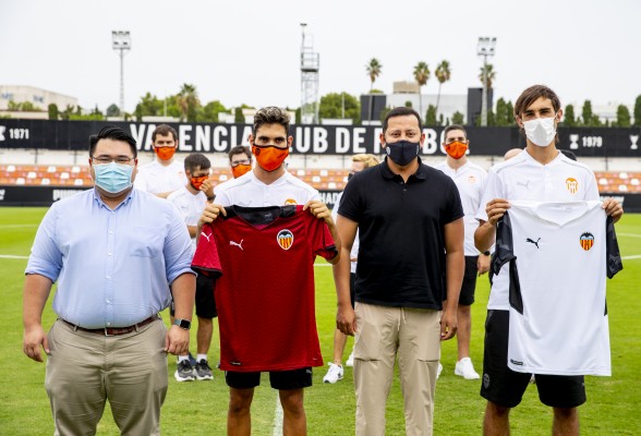 El Valencia CF Inclusivo se viste con el ADN VCF de la mano
del Club y Puma
