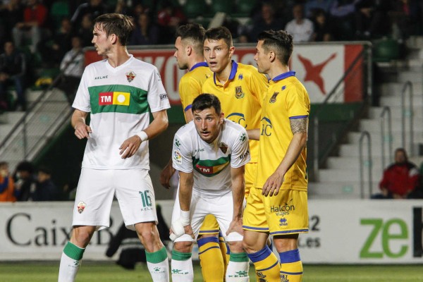 Túñez, Fabián y Borja Valle se han hecho un hueco en el once pero el Elche no mejora
