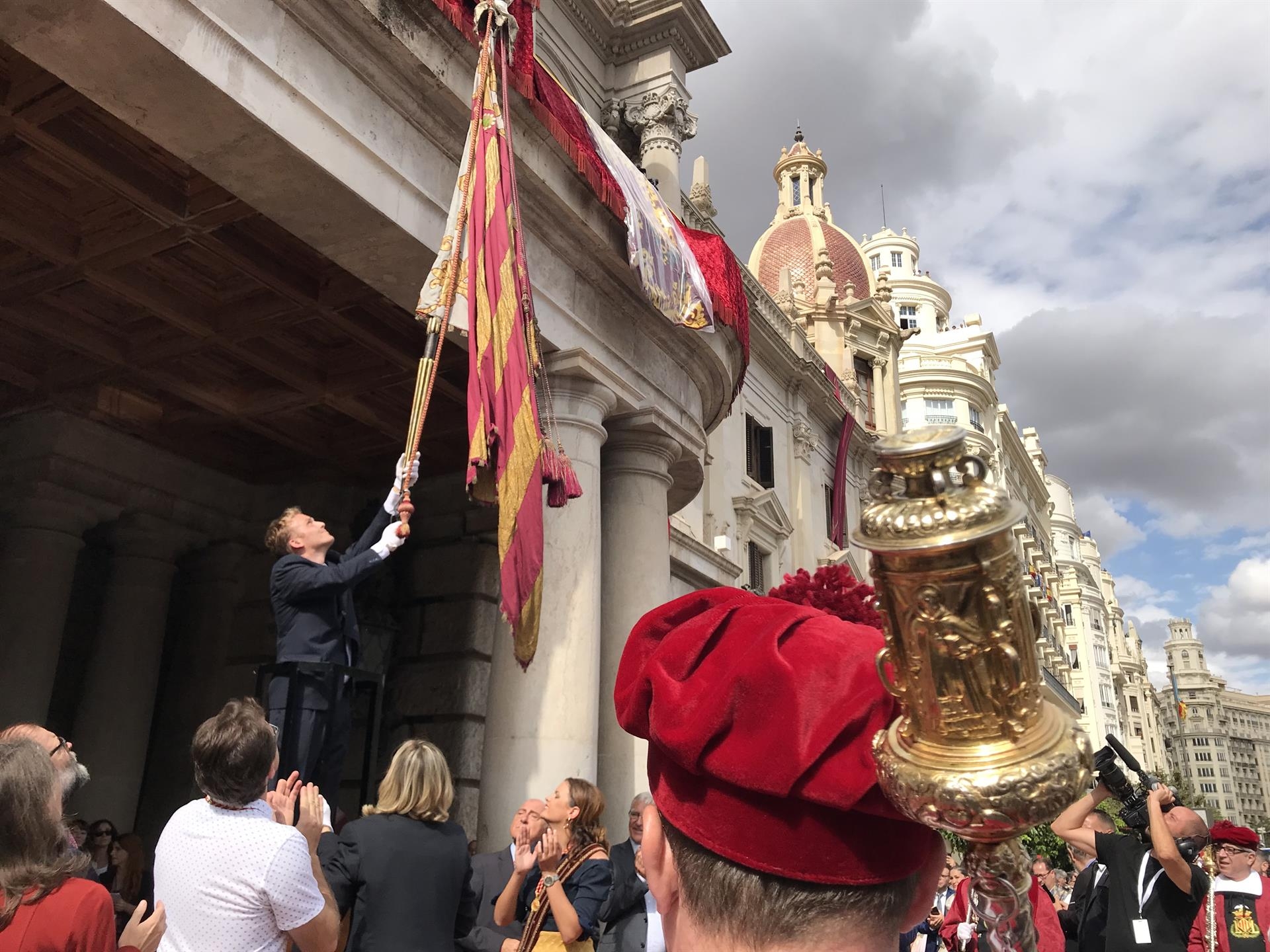 Subida de la Reial Senyera al Ayuntamiento de València - FOTO: EUROPA PRESS - 