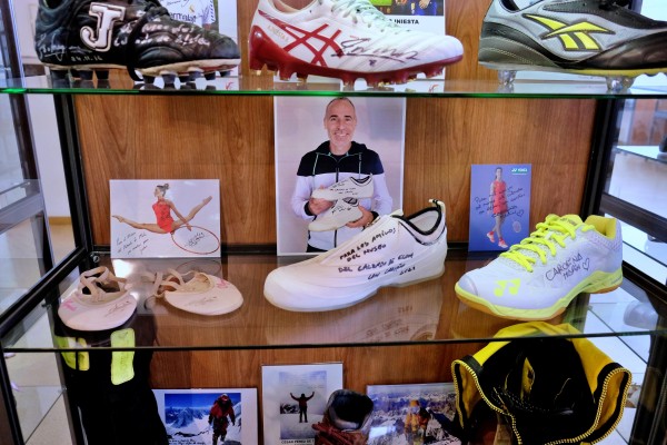 Las zapatillas de Carolina Marín, Àlex Corretja y Almudena Cid llegan al Museo del Calzado de Elda