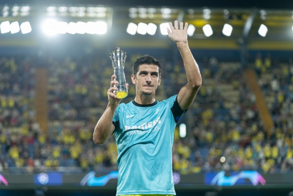 Gerard Moreno recibe el trofeo MVP de la Liga Europa 20-21