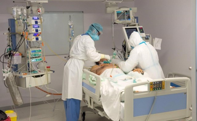 España notifica 3.216 nuevos casos de coronavirus, 156 muertes y la incidencia desciende a los 109 casos