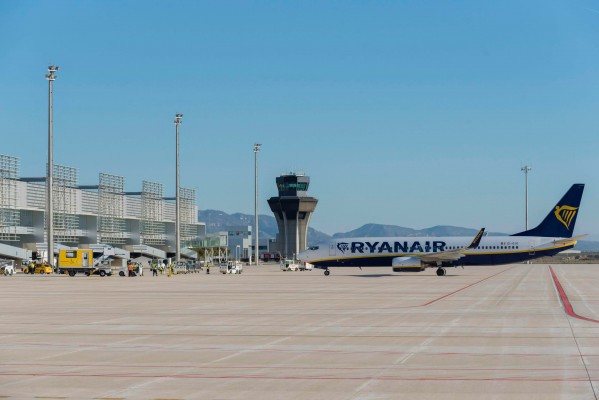 El aeropuerto de Corvera no remonta el vuelo y ofrece un rendimiento a medio gas este verano