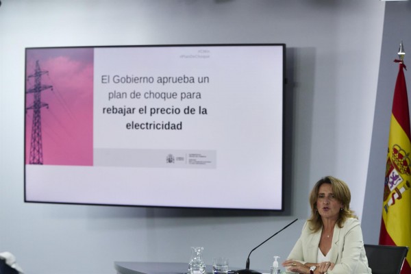 El Gobierno promete una rebaja de la factura de la luz del 30% mensual hasta final de año