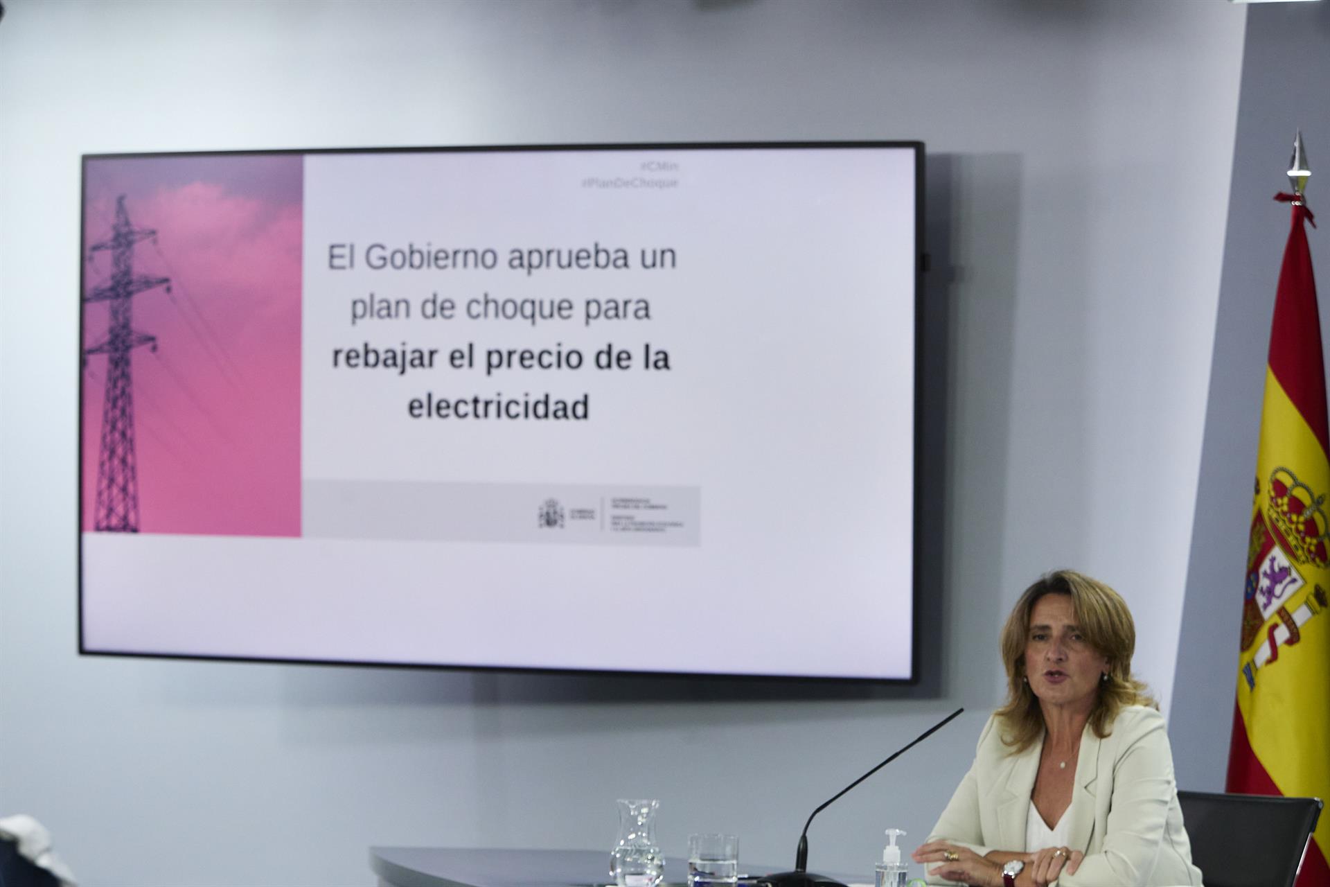 El Gobierno promete una rebaja de la factura de la luz del 30% mensual hasta final de año