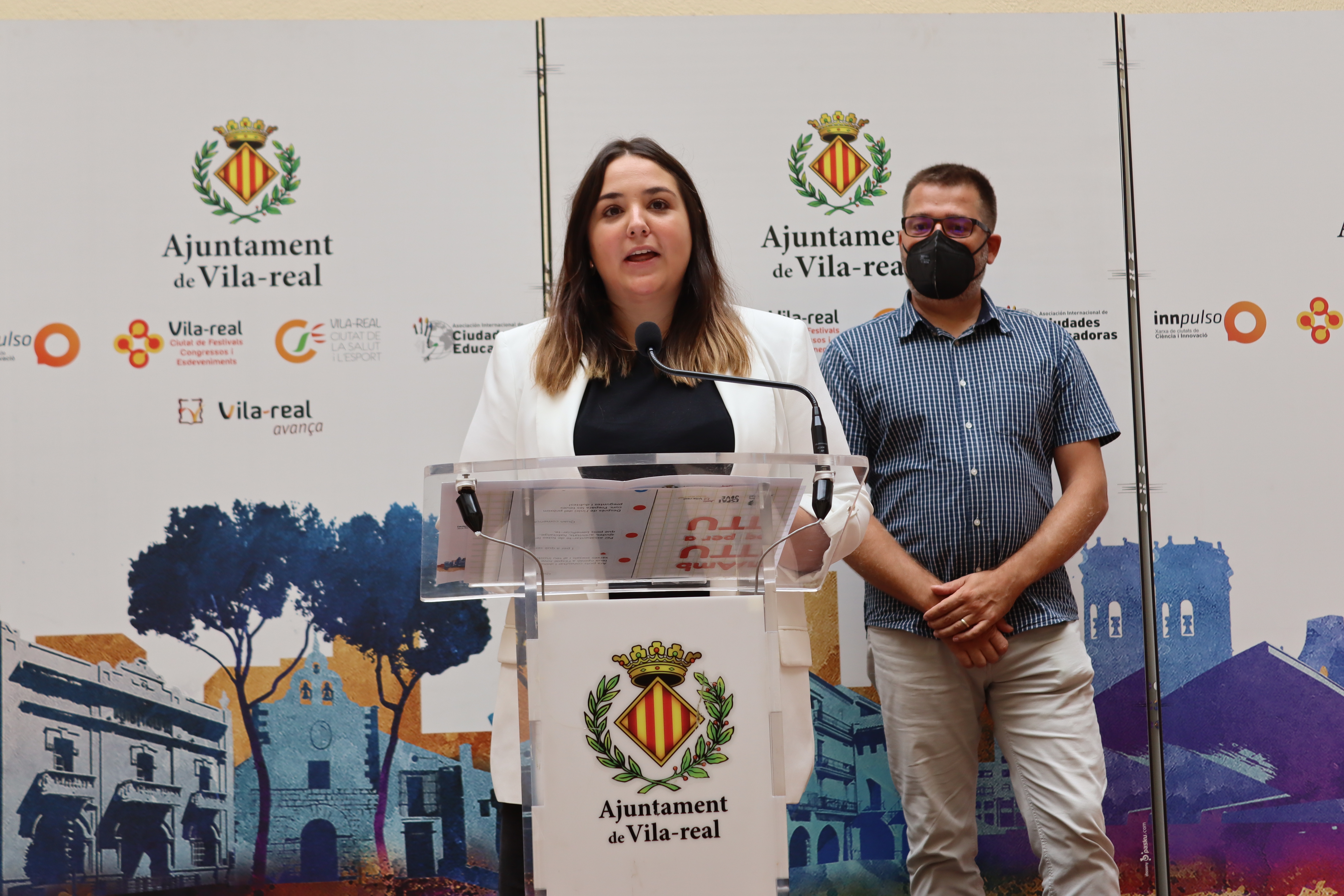 La concejala de Juventud, Anna Vicens, junto al responsables de la empresa Món d'Animació, Felip Kervarec. - 