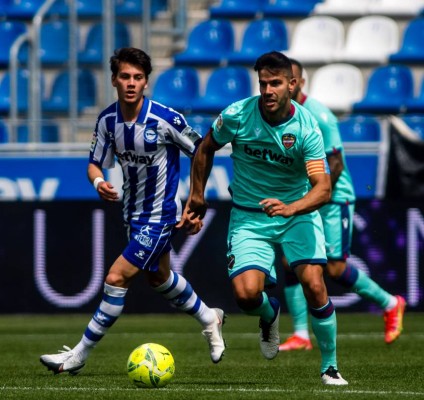 Rober Pier sigue al margen del grupo, pero no está descartado para Elche
