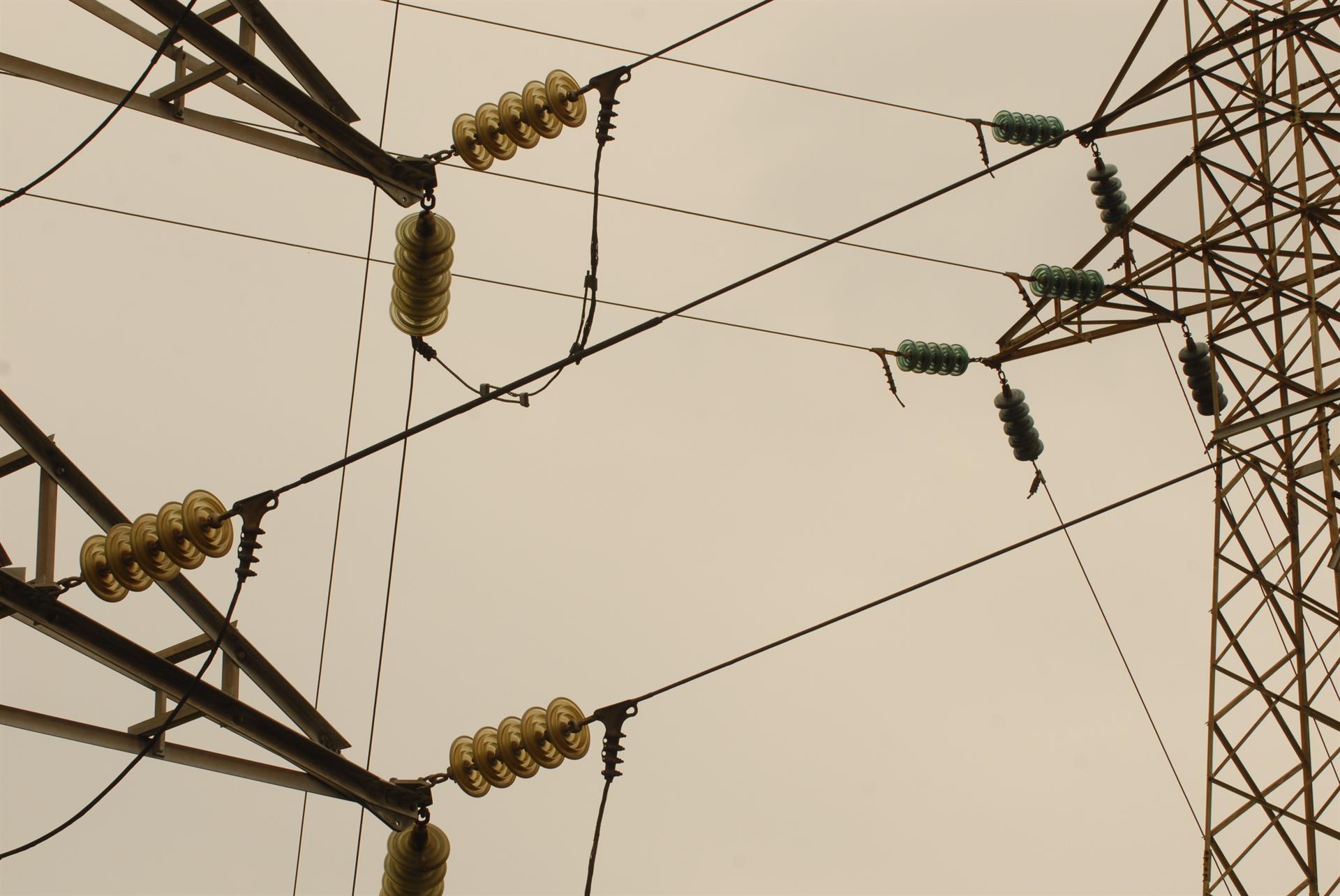 La eléctricas tendrán que devolver 2.600 millones hasta marzo para abaratar el recibo de la luz