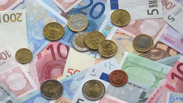 El dinero en efectivo mantiene su vigencia y desafía a los medios de pago 'online'
