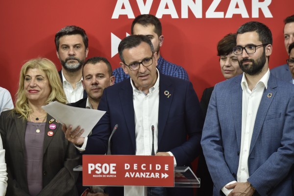 Sorpresa, gratitud... y un hervidero de comentarios en el PSRM tras el paso atrás de Conesa