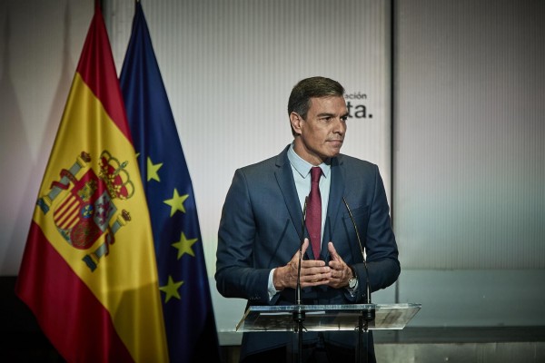 Sánchez anuncia que detraerá los beneficios extraordinarios de las eléctricas para rebajar la luz y el gas 