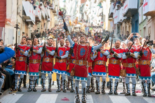 Las normas para los Moros y Cristianos: mascarilla obligatoria, carpas y 'filaes' de cuatro o cinco componentes